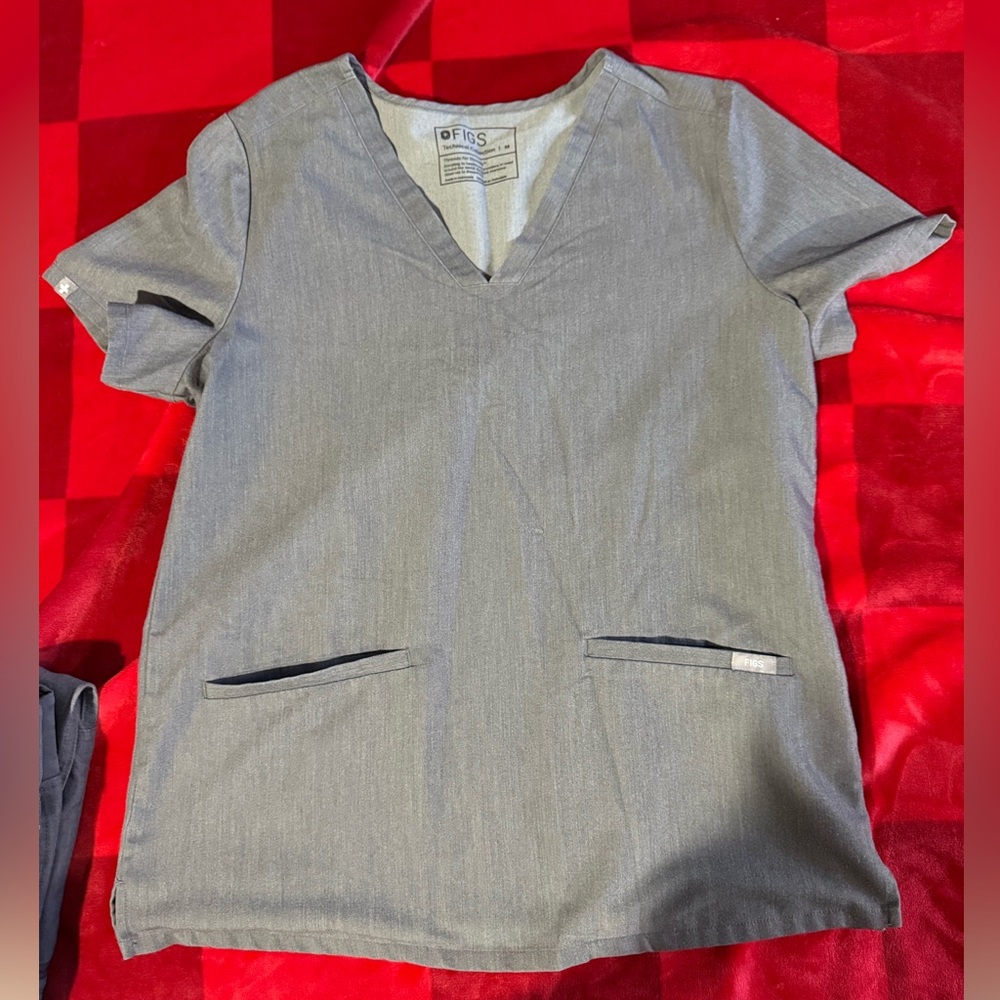 Women's Graphite Casma™ - Three-Pocket Scrub Top
M - Graphite - Regular